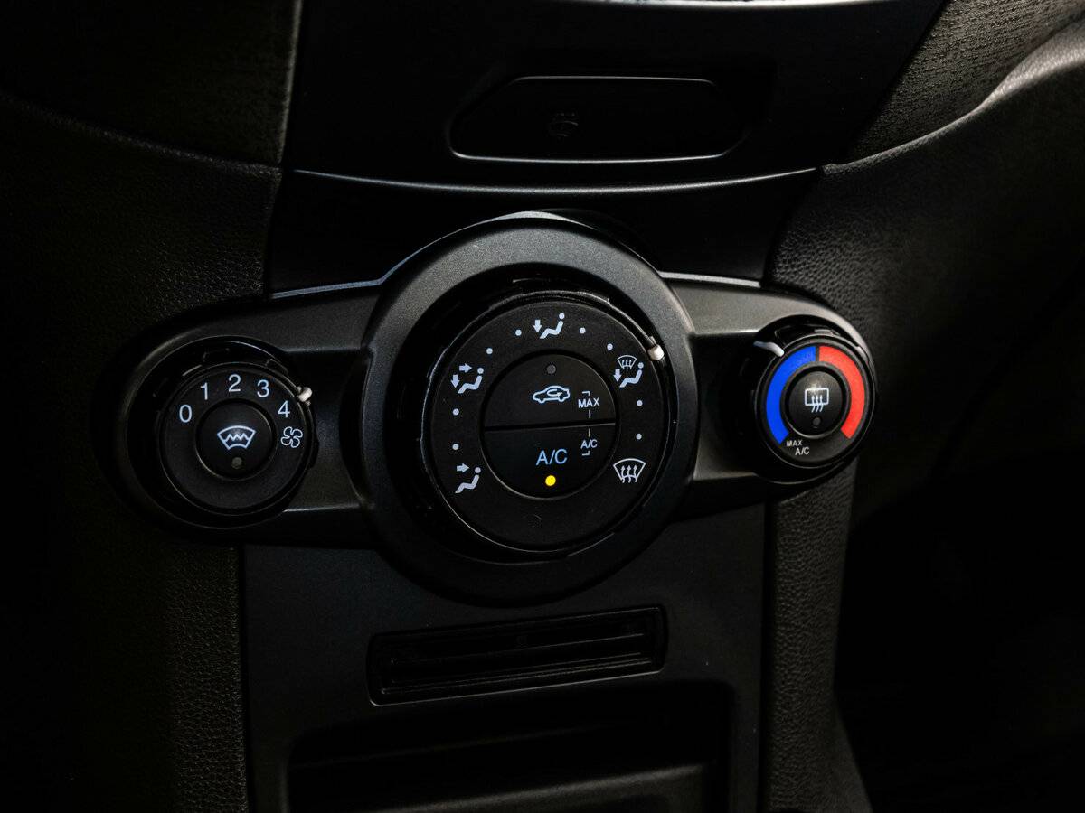 Ford Fiesta Mk6 Рестайлинг, 2016 Фото №11