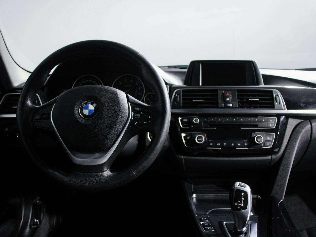 BMW 3 серии 318i, 2017 Фото №11