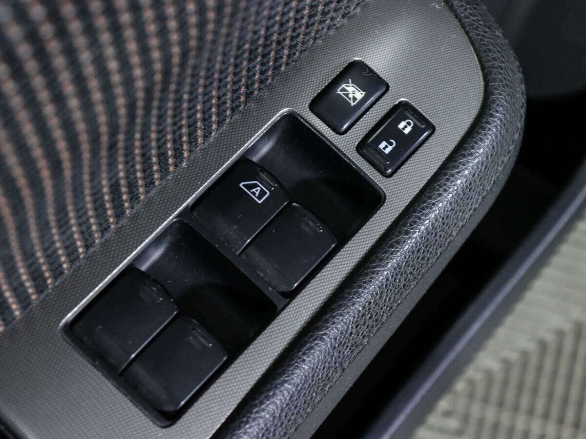 Nissan Tiida, 2011 Фото №13