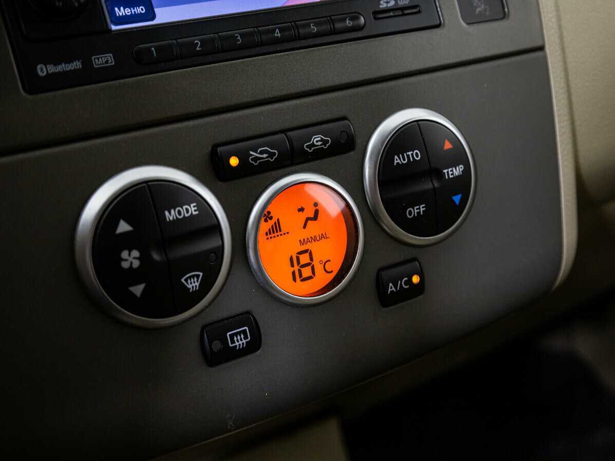 Nissan Tiida, 2011 Фото №17