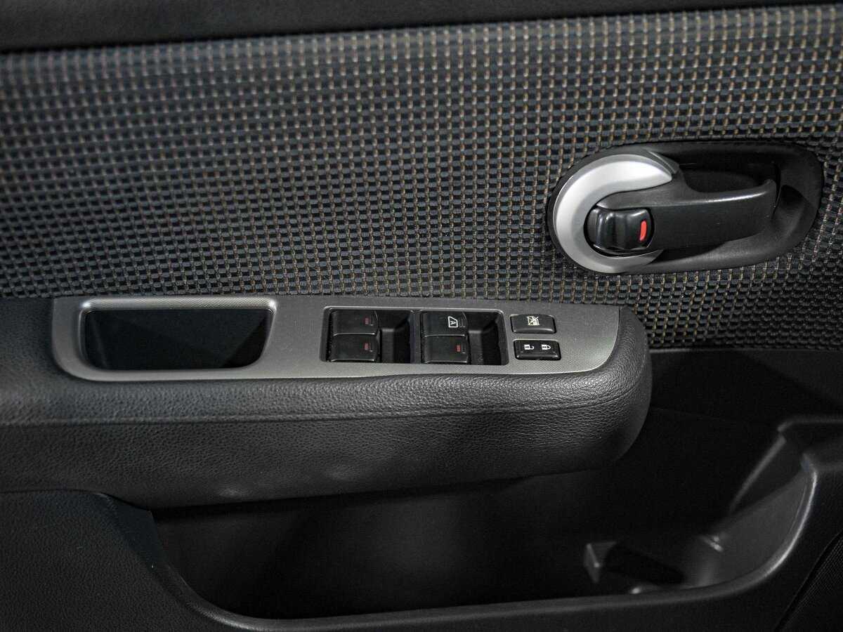 Nissan Tiida, 2010 Фото №13