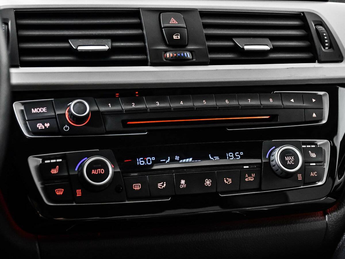 BMW 3 серии 318i, 2015 Фото №17